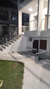 een gebouw met een trap voor een gebouw bij VILA NIKOLETA in Ierissos