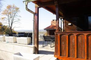 eine Terrasse mit Stühlen und Tischen auf einem Dach in der Unterkunft Aurora Silvae 