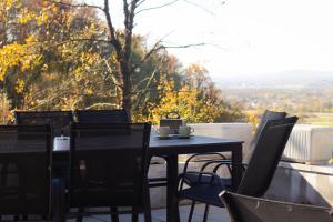 Ein Tisch und Stühle auf einem Balkon mit Aussicht in der Unterkunft Aurora Silvae 