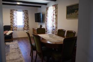 ein Esszimmer mit Tisch und Stühlen und einem Fenster in der Unterkunft Aurora Silvae 