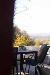 ein Tisch und Stühle auf einem Balkon mit Aussicht in der Unterkunft Aurora Silvae 