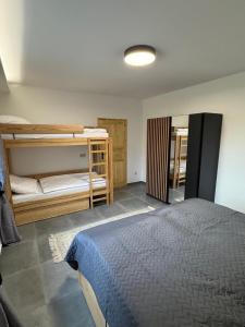 Ένα ή περισσότερα κρεβάτια σε δωμάτιο στο Chalupa u lesa Rasochy 83