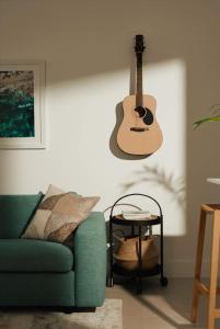 Χώρος καθιστικού στο Sunset Point Vacation Luxury Oceanfront Condo West Bay