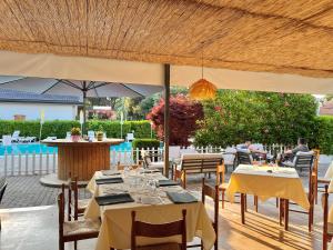 Bazén v ubytování Hotel Rosa Dei Venti nebo v jeho okolí