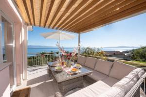 En balkon eller terrasse på NINA ROSE boutique villa