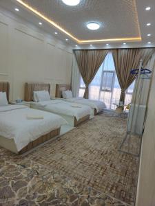 Una cama o camas en una habitación de Arabian Sea Marina - مرسى بحر العرب 9 fotos más