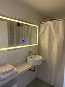 Ένα μπάνιο στο Brickell Rami