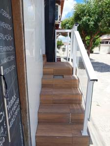 een houten trap naar een winkel met een raam bij AP Brisa do Rio in Galinhos