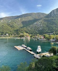 ドンジ・モリンジにあるEco Bay Montenegroの水上の桟橋に停泊する船