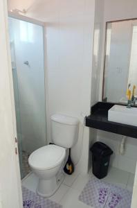 een badkamer met toilet, douche en wastafel bij AP Brisa do Rio in Galinhos