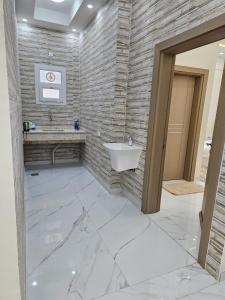 Un baño de Arabian Sea Marina - مرسى بحر العرب