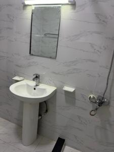 ein Badezimmer mit Waschbecken und Spiegel in der Unterkunft Quality Hotel Apartments in Sabkhah