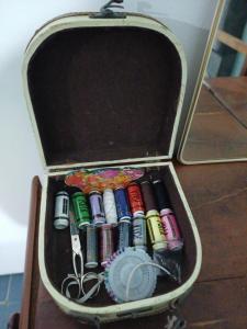 ein Koffer voller Stifte in vielen verschiedenen Farben in der Unterkunft Mallorca in Jesús María