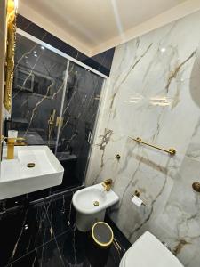 une salle de bain avec des toilettes blanches et un lavabo dans l'établissement Elite holiday apartments Catanzaro, à Catanzaro