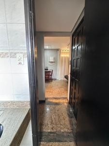 Motel Vitoria Reggia في ساو فيسينتي: ممر مع باب يؤدي إلى غرفة