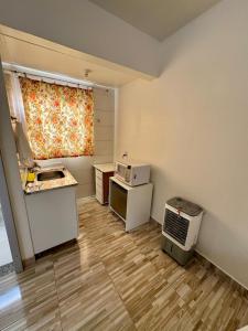 ein leeres Zimmer mit einer Küche mit Mikrowelle in der Unterkunft Apartamento 01 Vila Telebrasília in Brasilia