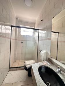 Motel Vitoria Reggia في ساو فيسينتي: حمام مع حوض ودش