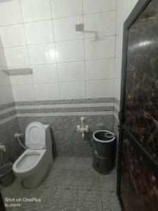 Ένα μπάνιο στο Hotel Madhuram 450M Reengus railway station