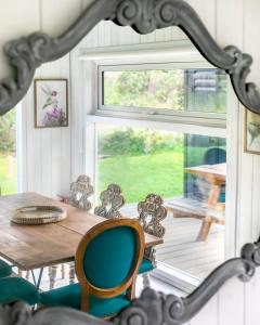 a dining room with a table and a mirror at BOG Nórdica 2 in Villa La Angostura