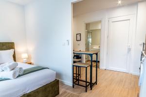 Postel nebo postele na pokoji v ubytování Campolide Charming Studios & Apartments