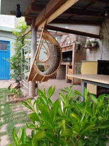 eine Hängematte, die an der Veranda eines Hauses hängt in der Unterkunft Mallorca in Jesús María