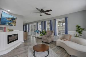 Buckeye LakeColonial on Crane的带沙发和壁炉的客厅