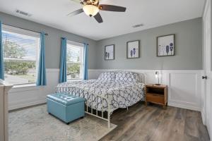 Buckeye LakeColonial on Crane的一间卧室，里面有一张床和一个吊扇