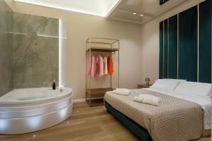 Ένα μπάνιο στο Isidoro Luxury Suites