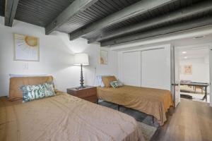 ein Schlafzimmer mit zwei Betten und einem Tisch darin in der Unterkunft Good Vibes Only in Thornville