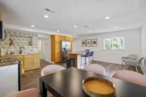 eine Küche und ein Wohnzimmer mit Tisch und Stühlen in der Unterkunft Good Vibes Only in Thornville