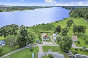 eine Luftaufnahme eines Hauses neben einem See in der Unterkunft Good Vibes Only in Thornville