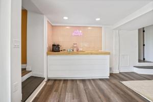 eine Küche mit Spüle und Arbeitsplatte in der Unterkunft Good Vibes Only in Thornville + 32 Fotos