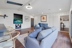 ein Wohnzimmer mit einem blauen Sofa und einem Tisch in der Unterkunft Chicks on Canal in Buckeye Lake