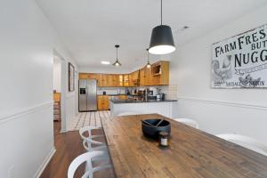 eine Küche und ein Esszimmer mit einem Holztisch und Stühlen in der Unterkunft Chicks on Canal in Buckeye Lake