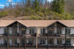 un grande edificio bianco con un tetto marrone di Mountain View D - Luxury Condo, King Suite, Amazing View, Peace, and Hiking a Cullowhee