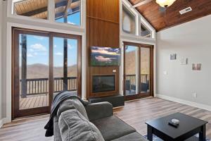 Μια τηλεόραση ή/και κέντρο ψυχαγωγίας στο Mountain View B - Sylva Retreat, King Suite, Mountain View, and Hiking