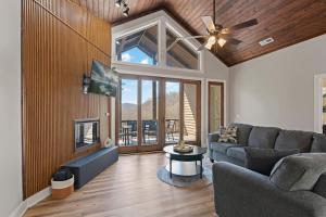 een woonkamer met een bank en een tv bij Valley View B - Mountain Hideaway, Grill, and Sunset Views in Cullowhee