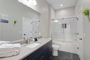 een badkamer met een wastafel, een toilet en een bad bij Valley View B - Mountain Hideaway, Grill, and Sunset Views in Cullowhee +18 foto's