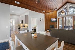 een keuken en een woonkamer met een houten plafond bij Valley View B - Mountain Hideaway, Grill, and Sunset Views in Cullowhee