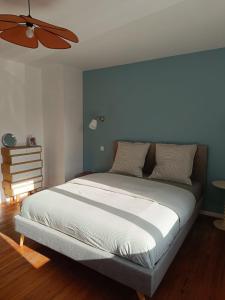 Ένα ή περισσότερα κρεβάτια σε δωμάτιο στο Chez Marguerite & Alphonse 2 pièces proche Colmar