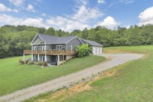 ein großes Haus auf einem Hügel mit Auffahrt in der Unterkunft Serenity on Siverly by Purple Munky Hospitality in Creola