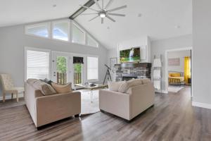 ein Wohnzimmer mit 2 Sofas und einem Deckenventilator in der Unterkunft Serenity on Siverly by Purple Munky Hospitality in Creola