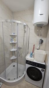 una ducha con lavadora en un baño en Dana, en Banja Luka