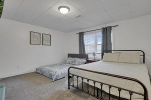 ein Schlafzimmer mit einem Bett und einer Couch und einem Fenster in der Unterkunft Serenity on Siverly by Purple Munky Hospitality in Creola + 37 Fotos