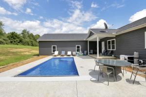 ein Hinterhof mit einem Swimmingpool und einem Haus in der Unterkunft Serenity on Siverly by Purple Munky Hospitality in Creola