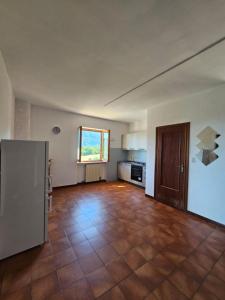 ein leeres Zimmer mit einer Küche und einer großen Etage in der Unterkunft Esperia Holiday House in Castelpetroso