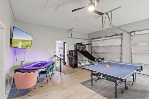 una sala ping pong con tavolo da ping pong e scivolo di Cattle Cottage a Buckeye Lake