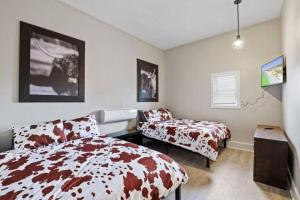 una camera da letto con un letto, un letto e un tavolo di Cattle Cottage a Buckeye Lake