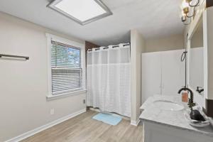 un bagno bianco con lavandino e doccia di Cattle Cottage a Buckeye Lake Altre 39 foto