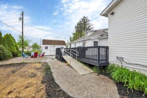 una casa con portico accanto a un edificio di Cattle Cottage a Buckeye Lake